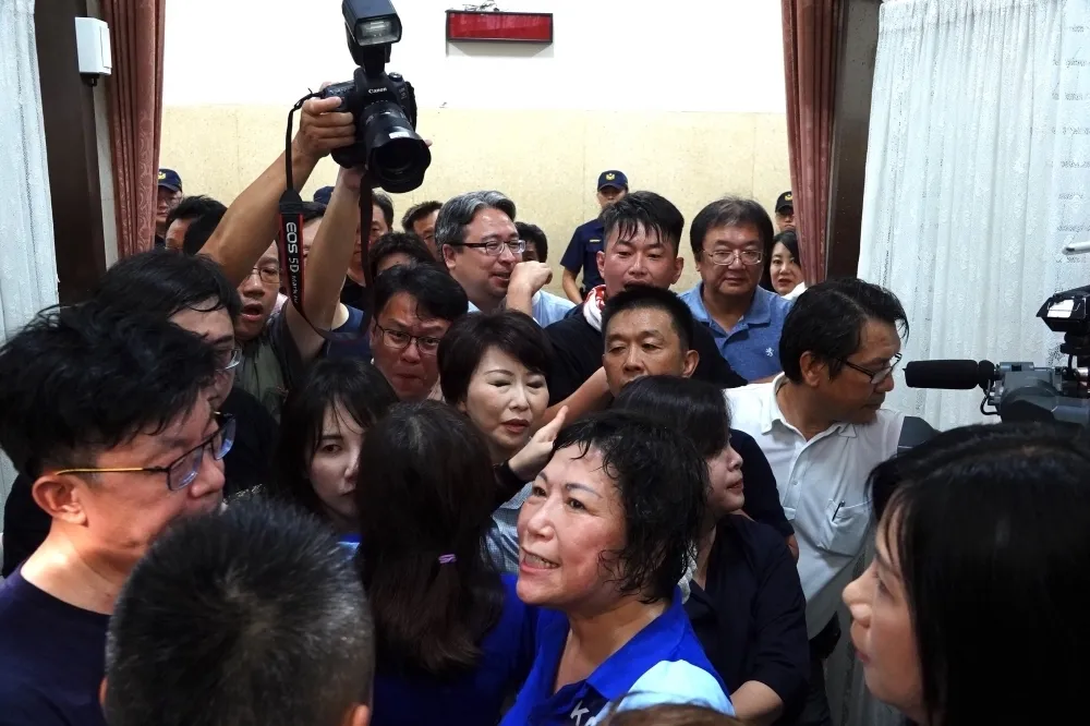 【內幕】陳家欽撒700警網鐵腕護菊　藍委轟「惡踩國會自治」