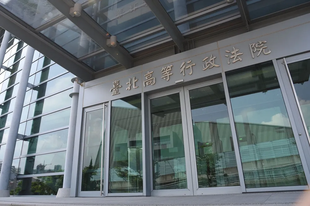 總統府前隨扈性騷女武官　辯「聽力受損才貼近」判敗訴