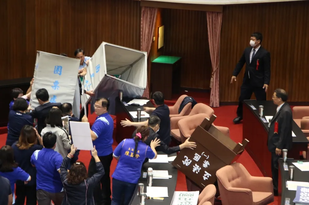 【717立院大戰】控陳瑩不在場卻投票　藍營立委推翻票匭表達抗議　