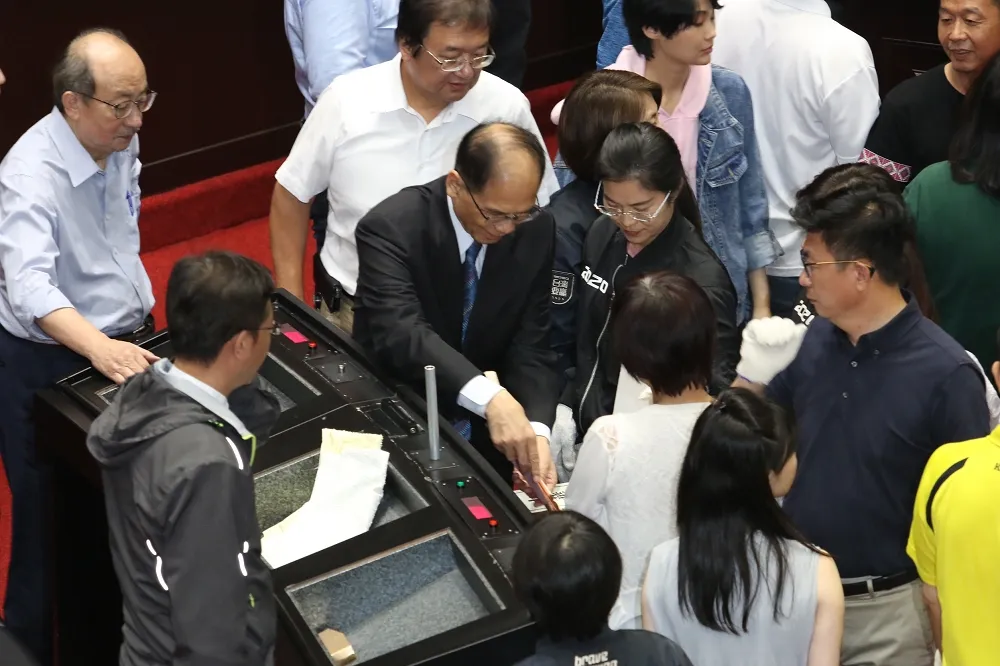 【717立院大戰】綠委移到「小房間」投票　藍委撤出議場加入場外抗議