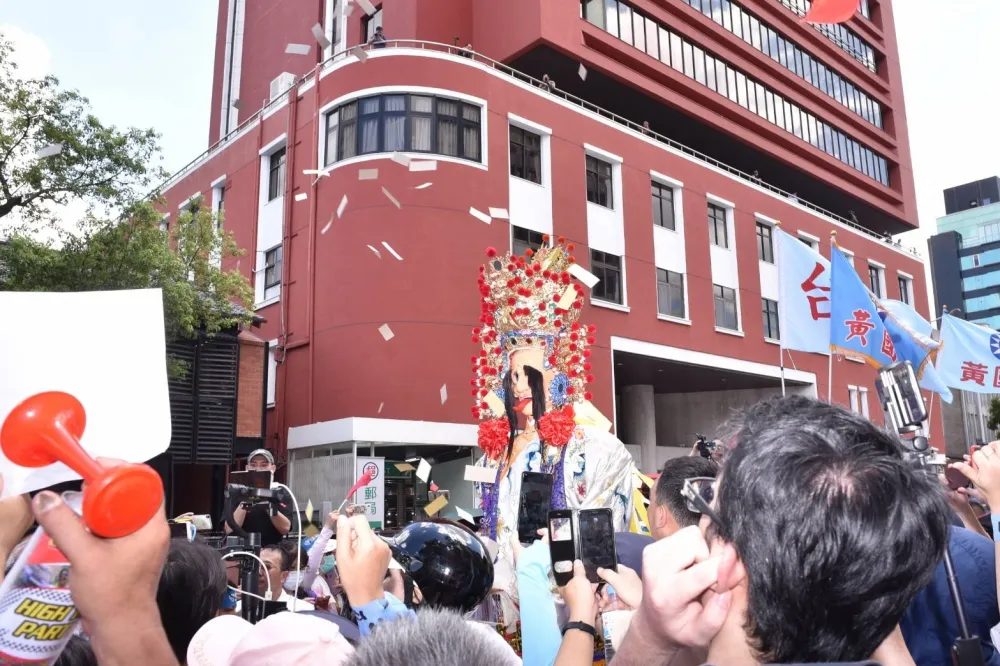 【決戰717】藍委率眾至監院外撒冥紙、砸蛋　白狼到場贊聲「拒絕酬庸」