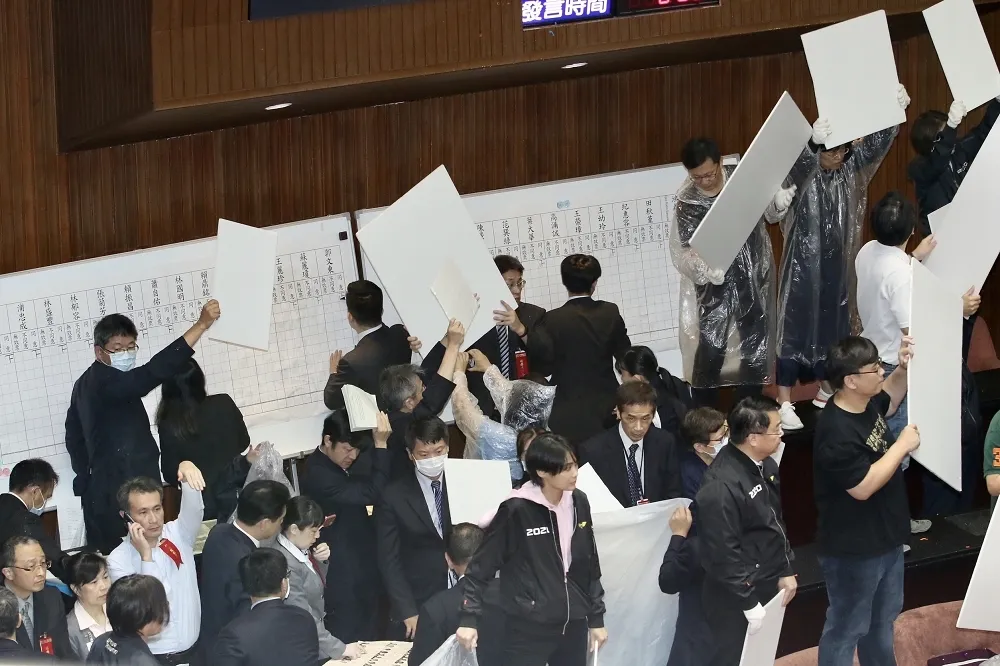 【717決戰】監委人事同意案全數通過　國民黨怒控：民進黨違法作票