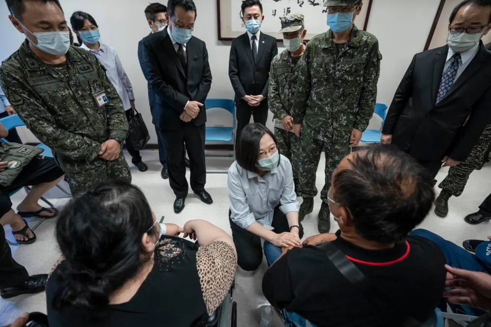 【有片】2殉職飛官移靈龍潭國軍醫院　同袍致「最敬禮」道別