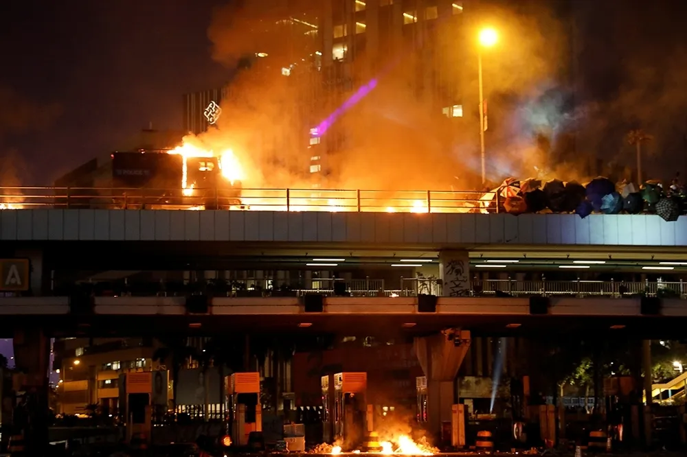 【港版國安法】港警闖香港理工搜證　查扣電腦稱調查2019年「理大衝突」員警中箭案