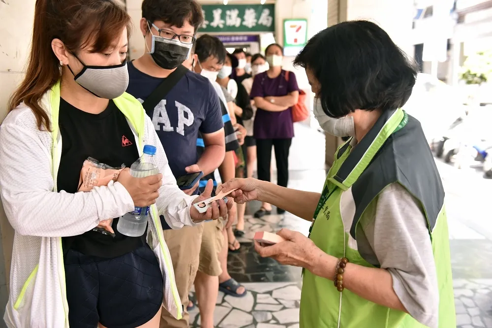 郵局加班發三倍券首日爆人潮　單日狂賣99萬2438份創紀錄