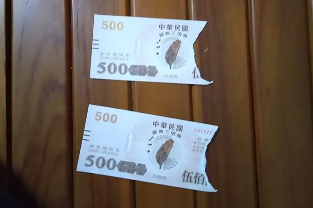 【紙本三倍券有雷】偽券竄市、少200…　還有網友衰中「缺角」隱藏版