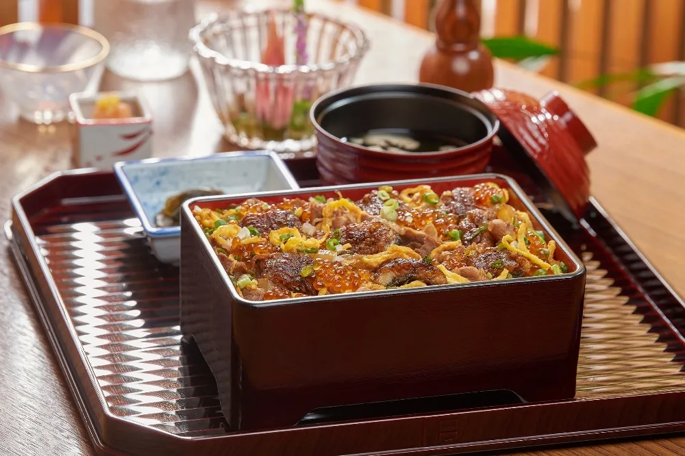 鰻魚、牛肉、鮭魚卵一次滿足！日本百年「小倉屋」鰻魚飯買一送一、7/21~8/2 鰻魚免費增量 25 %