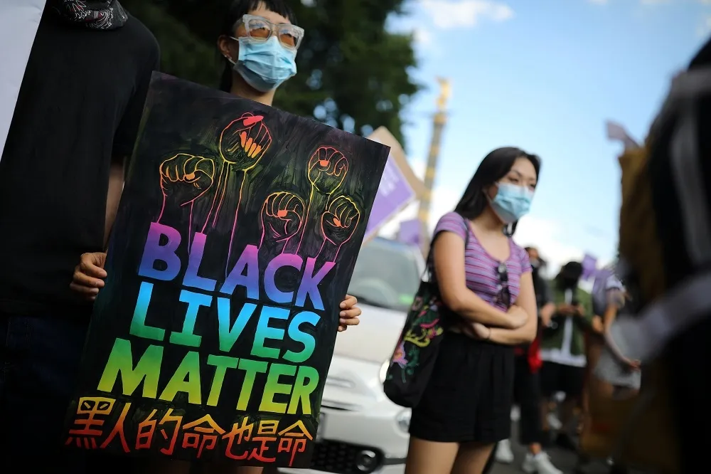 《美聯社》宣布以「Black」代稱非裔　白人是否該用「White」反掀論戰