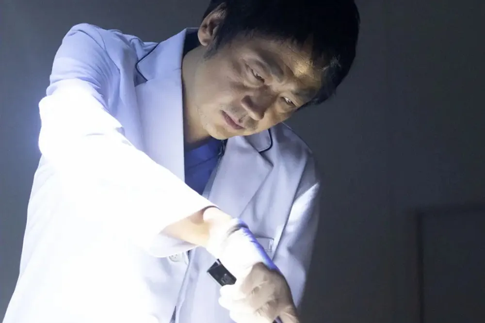 身為日本知名法醫的他　每天都接到死者父親的電話...