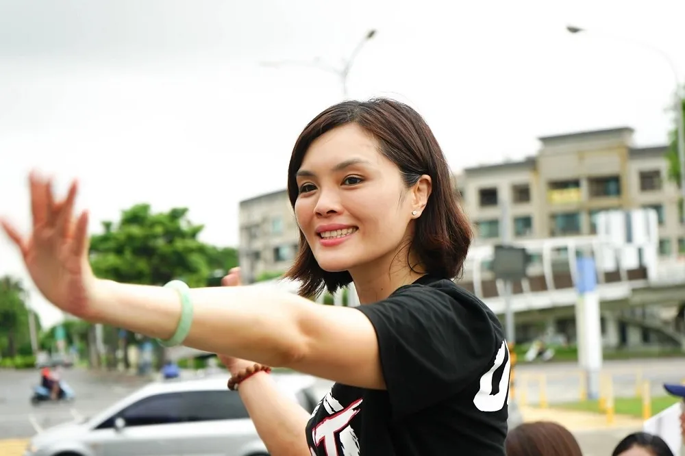 李眉蓁承認抄襲？　落淚道歉：放棄中山大學碩士學位