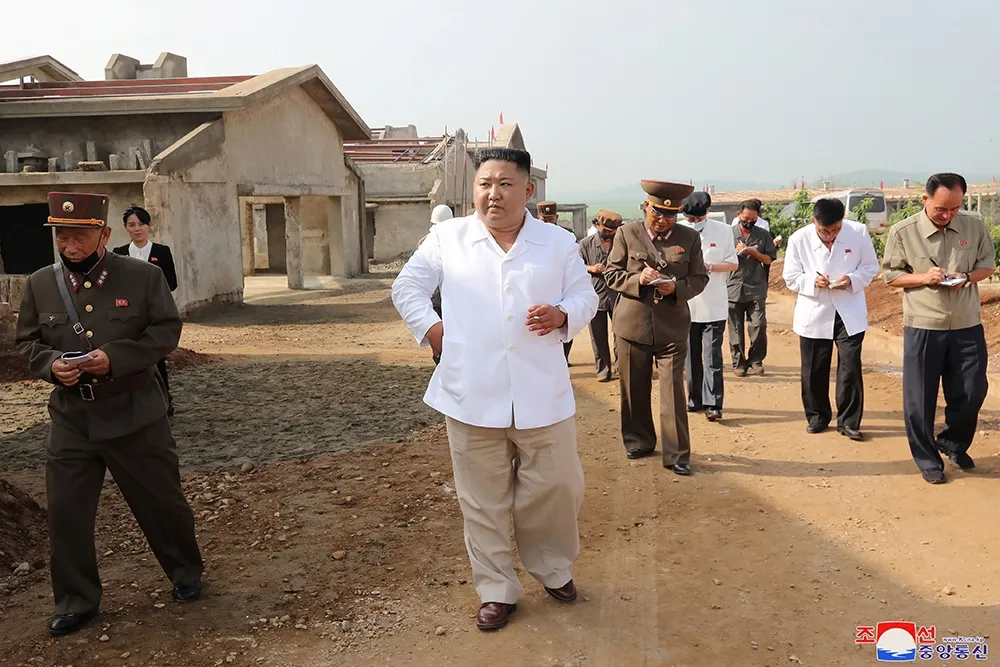 金正恩白衣巡視平壤雞場　神情嚴肅要求改善落後家禽產業