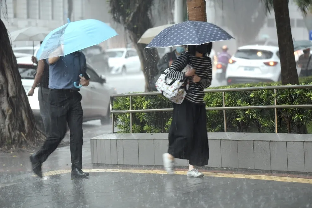 體感飆破40度高溫　各地山區慎防午後雷陣雨