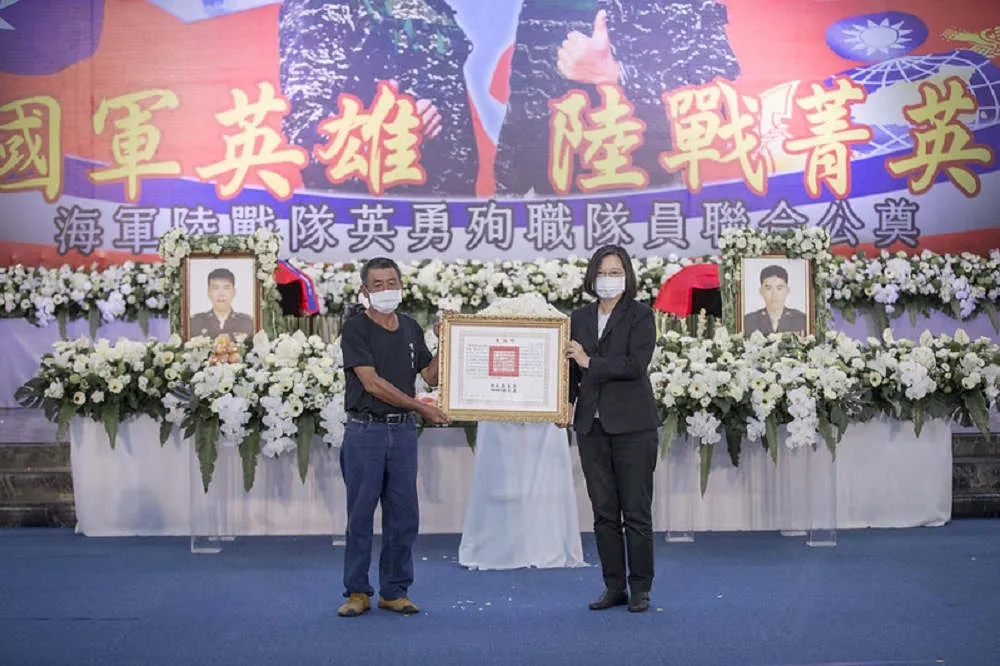 海軍陸戰隊2殉職士官聯合公奠　蔡英文到場頒贈褒揚令