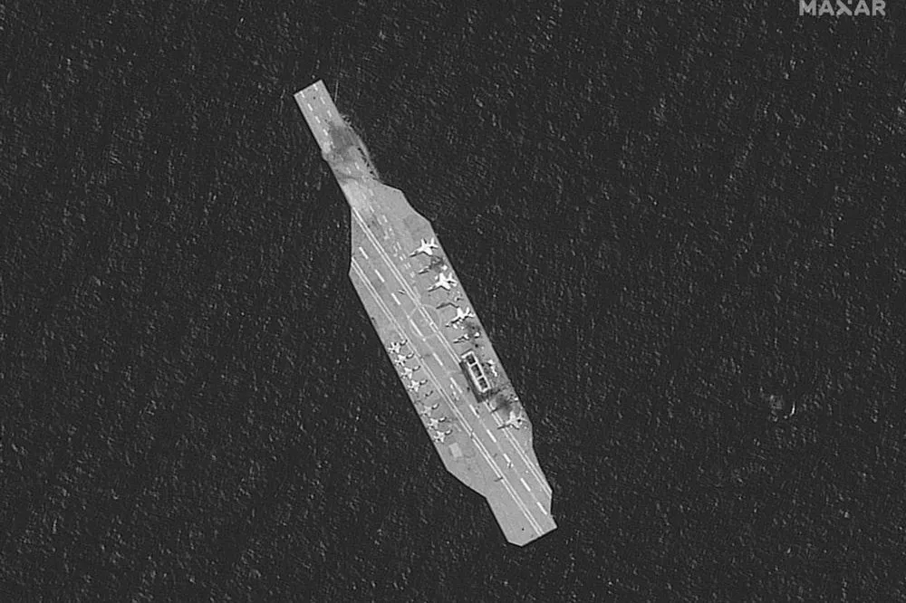 伊朗宣布在荷姆茲海峽軍演　炮轟美國航母仿製靶艦示威