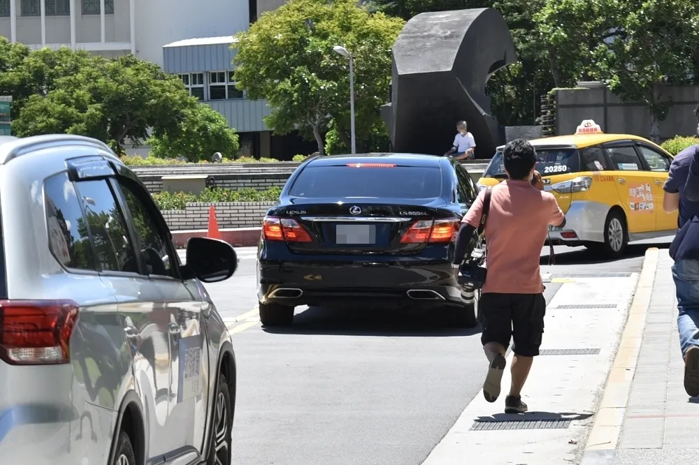【李登輝病危】曾文惠趕赴北榮探望　陪伴2個半小時後座車離開又再返回