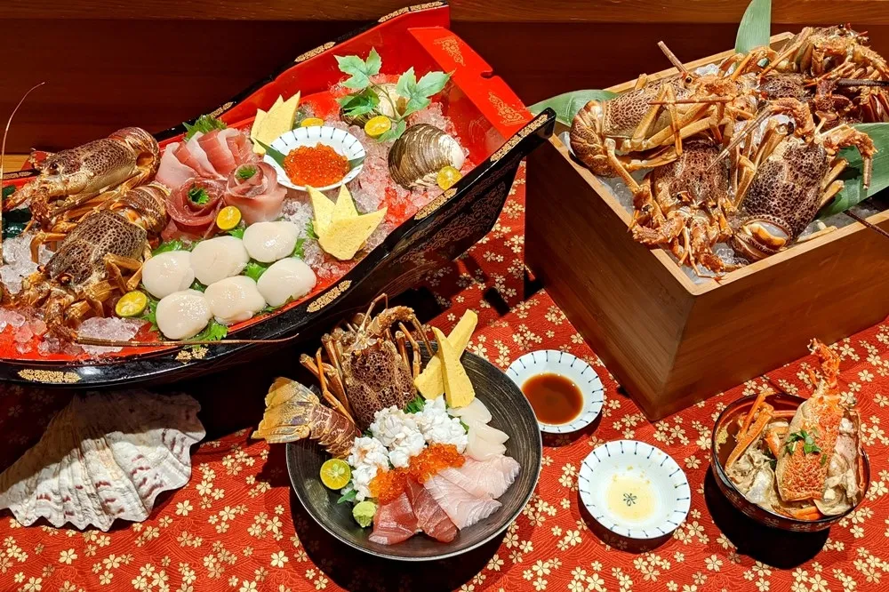 7/30~8/12 限量 79 折！日本橋海鮮丼辻半霸氣推出整隻黃金龍蝦的「生龍蝦海鮮丼」四吃　