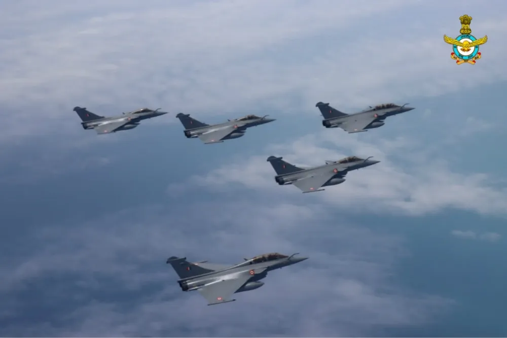 【進駐西北邊境】飛越7000公里　印度5架新疾風戰機順利返國