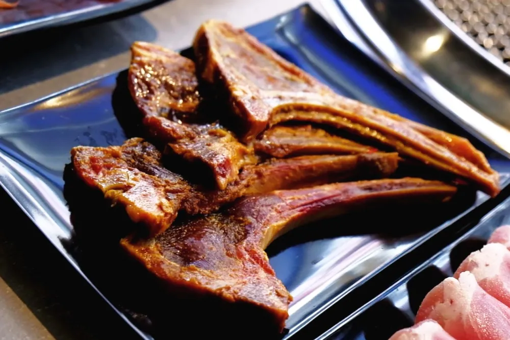 【影片】「夯麻辣」鍋物、燒肉吃到飽！ 歡慶新品牌 分享就送戰斧豬排