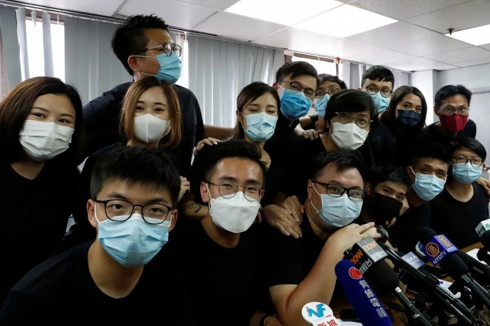 【香港立法會選舉】港府大幅撤銷民主派參選資格　黃之鋒在內12人遭「DQ」