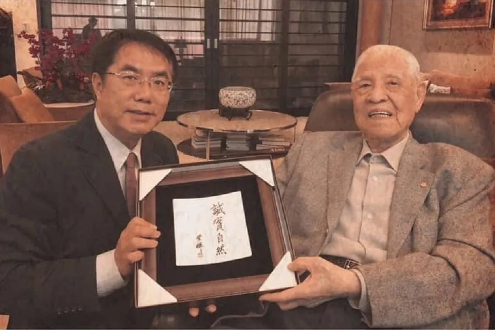 【李登輝病逝】黃偉哲感念前總統　2018年曾送他「誠實自然」四字