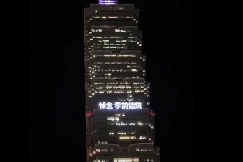 台北101悼前總統李登輝：民之所欲、長在我心、民主自由、長在台灣