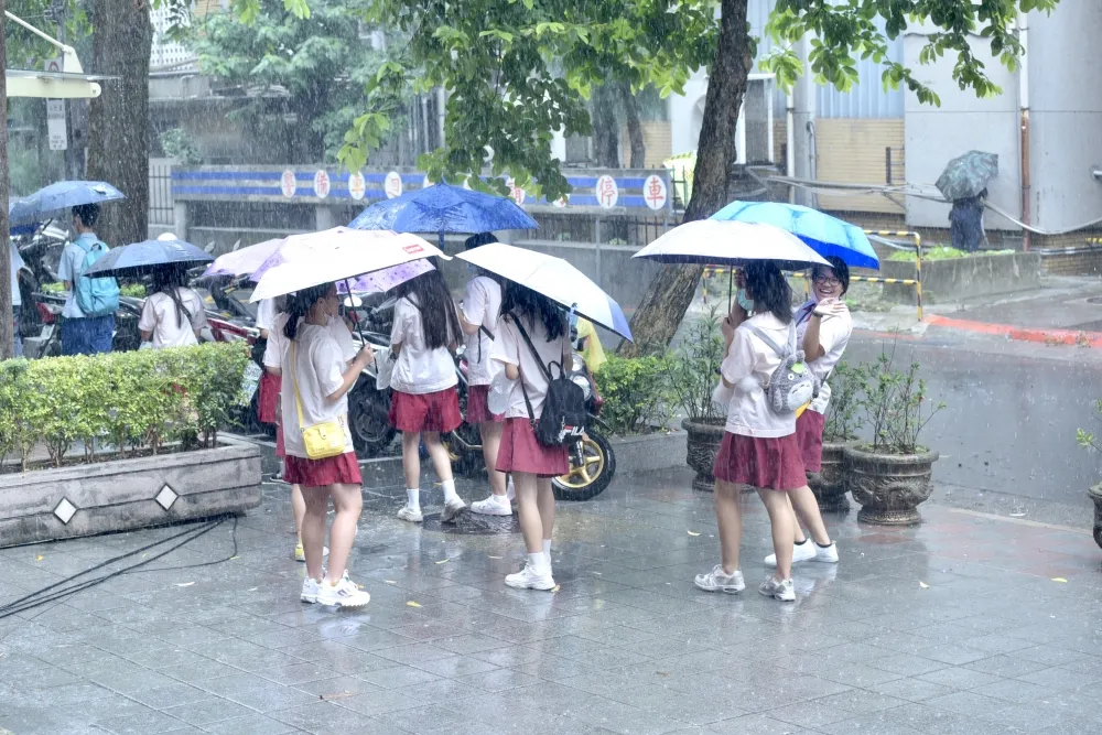 【哈格比掠台】暴風半徑擴大！　南北都炸雨「平地比山區有感」