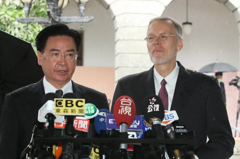 AIT處長讚李登輝「台灣民主英雄」　外交部長：以相同的心撐香港