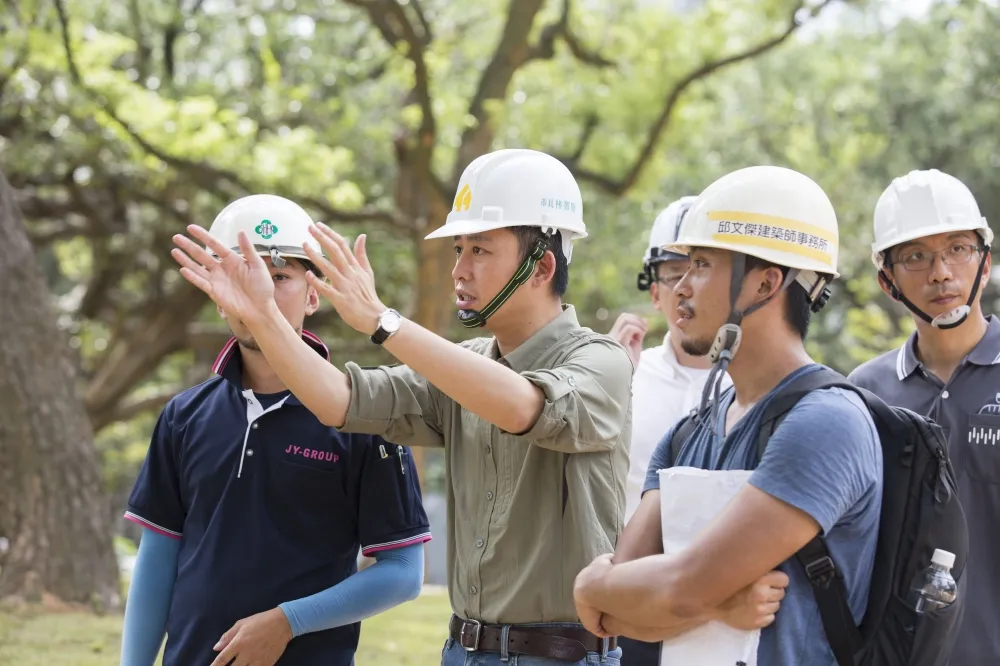 西裝、油頭、工地帽  林智堅用工地政治學為家鄉拿下首座全球建築獎
