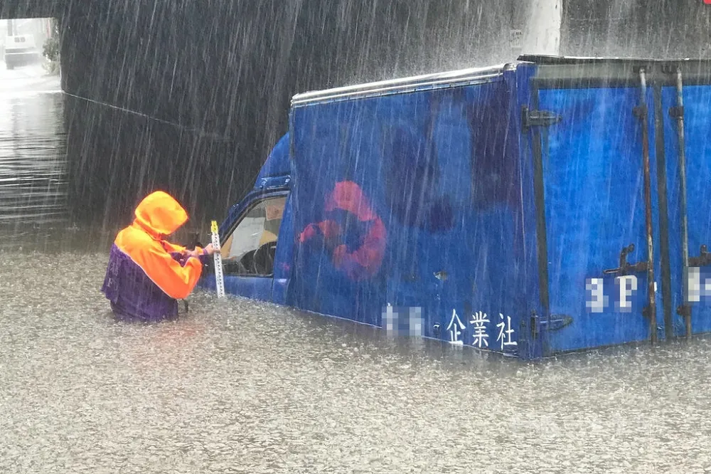 【哈格比逼台】大園涵洞道路慘淹1公尺！　北市士林北投災情多達90起