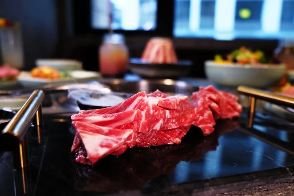 【影片】原燒全面升級為「原燒 O-NiKU」！「鑽石切法」牛小排外酥內嫩又多汁
