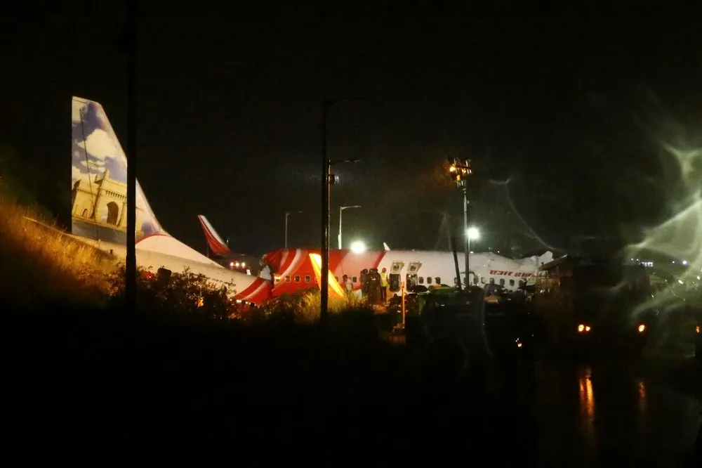 印度客機降落時衝出跑道　機身瞬間斷兩截已知20死171傷