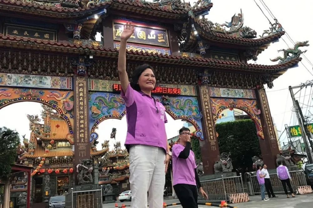 【夫人不出征】蘇嘉全妻洪恆珠宣布退選屏東立委　總部轉為小英後援會