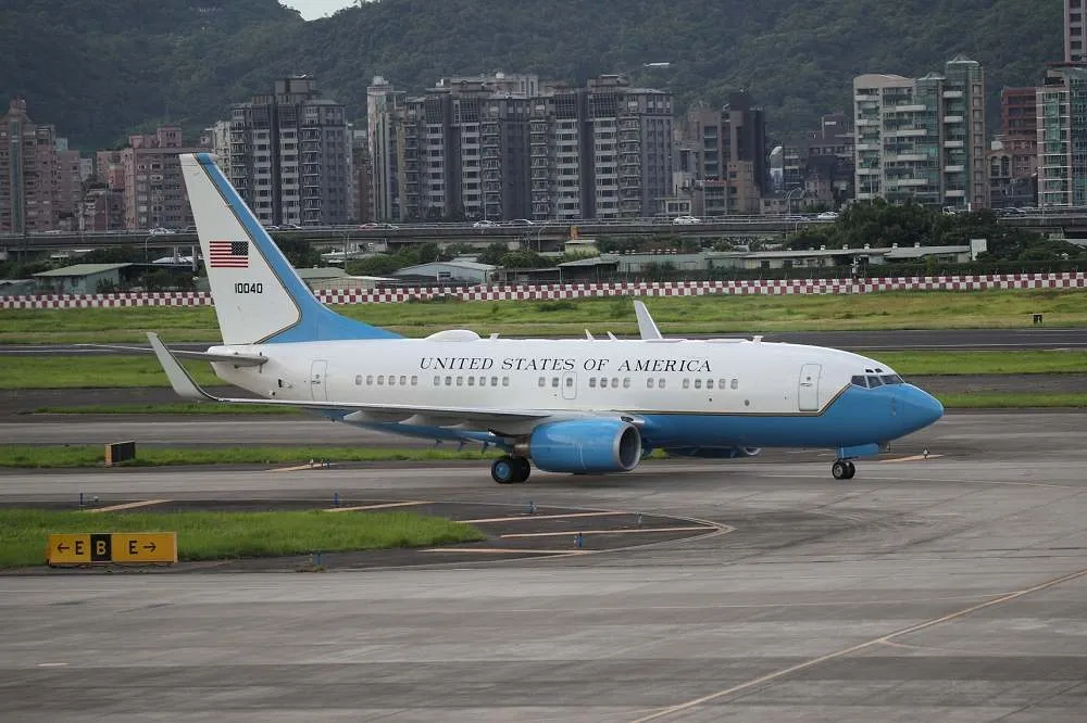 美衛生部長訪問團專機抵台　美空軍C-40B行政專機象徵高規格