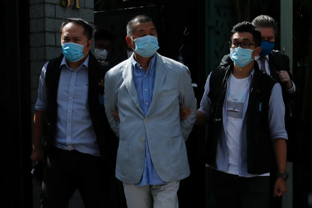 壹傳媒創辦人黎智英涉「港版國安法」被捕　港警近200人搜《蘋果日報》