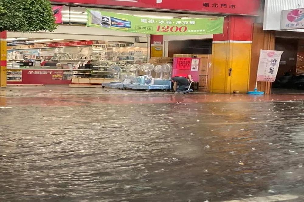 【米克拉離台】全台16縣市發布豪雨特報　雙北、桃園淹水畫面曝光　