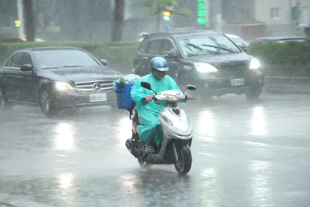 熱帶低壓靠台　彭啟明：15日午後雷陣雨將顯著增加
