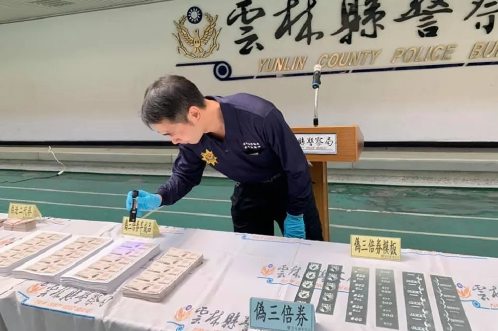 七旬老翁偽造振興券近市價250萬元　買刮刮樂測試反被識破