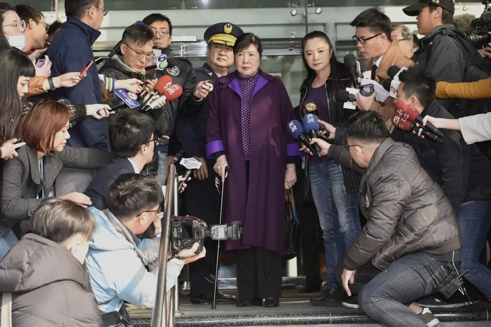 對李登輝肖像照潑漆球送辦　鄭惠中：我討厭台獨教父　