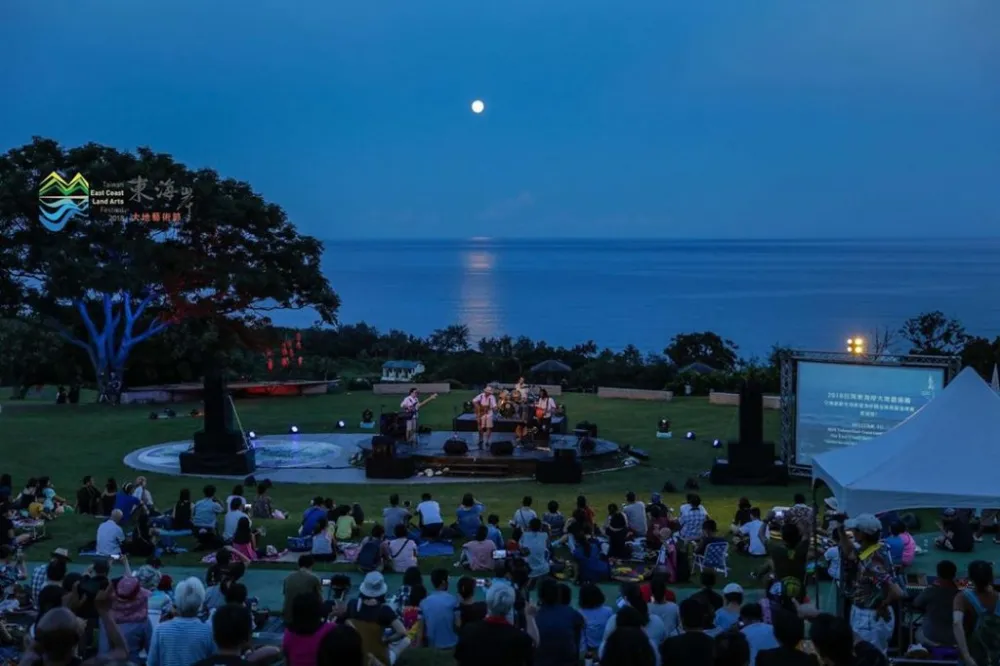 月光下海邊聽音樂太浪漫！除了熱氣球台東還有這 5 大活動可以玩