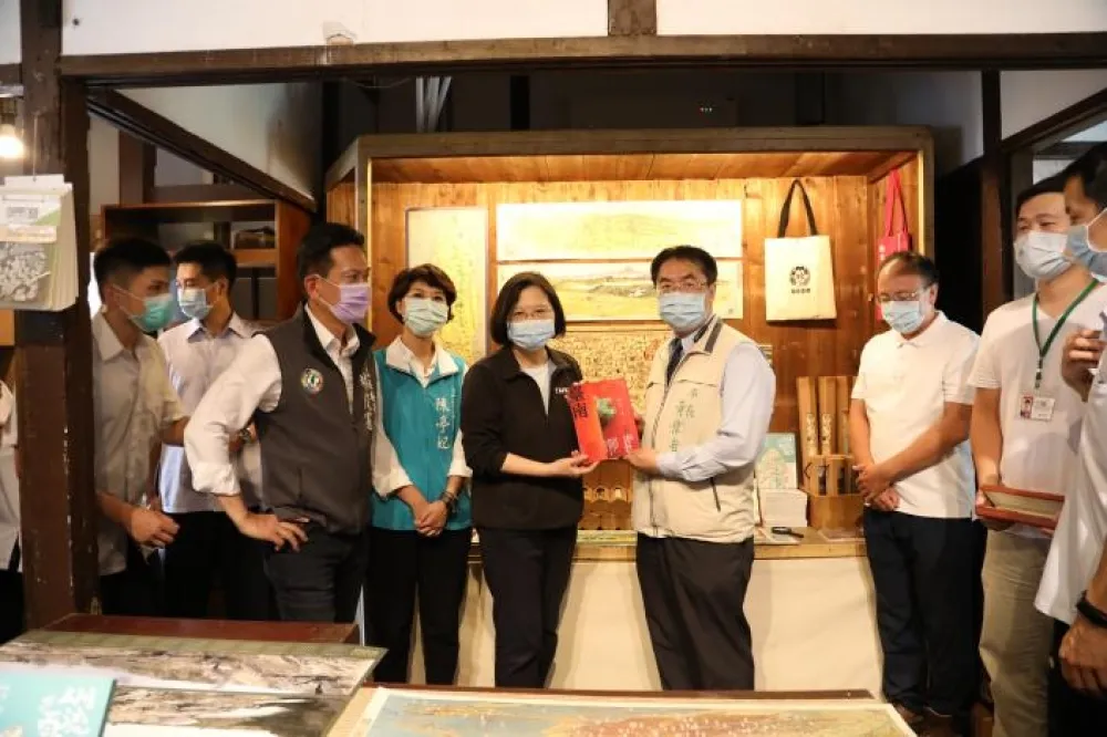 黃偉哲陪同蔡英文參訪台南藍晒圖文創園區 聊毛孩經、互贈毛孩禮品