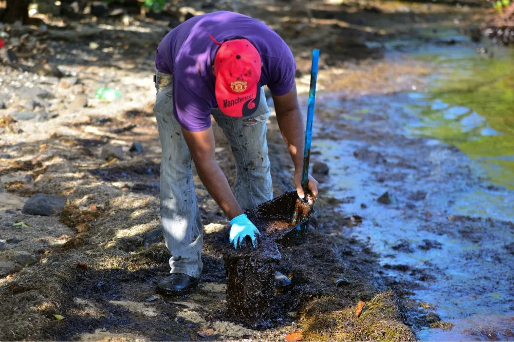 模里西斯漏油船隻斷成兩截　上千公噸油污衝擊原始海洋生態