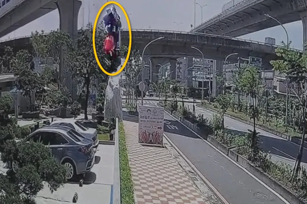 【有片】水泥車暴衝從「5樓高」高架墜地　32歲司機重傷不治