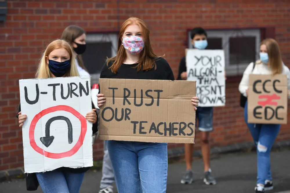 英國演算法調降學生成績挨轟　政策大轉彎狼狽收場