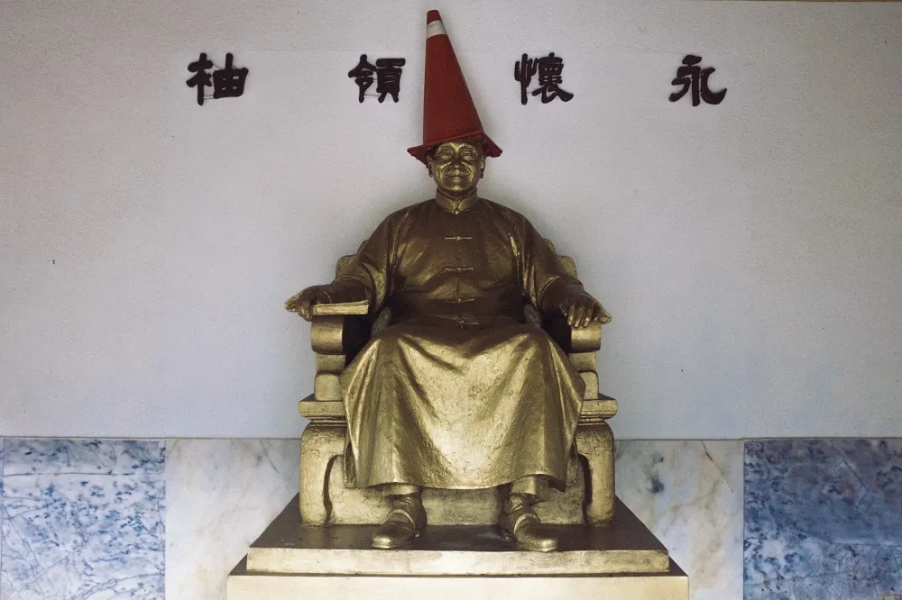蔣介石頭戴「錐帽」外國轉發　有人笑翻：昨天派對應該很瘋狂