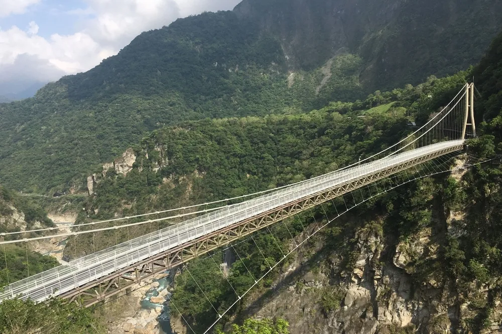 身障者也可以輕鬆鳥瞰峽谷美景！太魯閣全新景點「山月吊橋」啟用