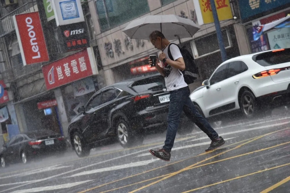 【全台有雨】巴威猛甩颱風尾！　24日起「一路濕到周五」