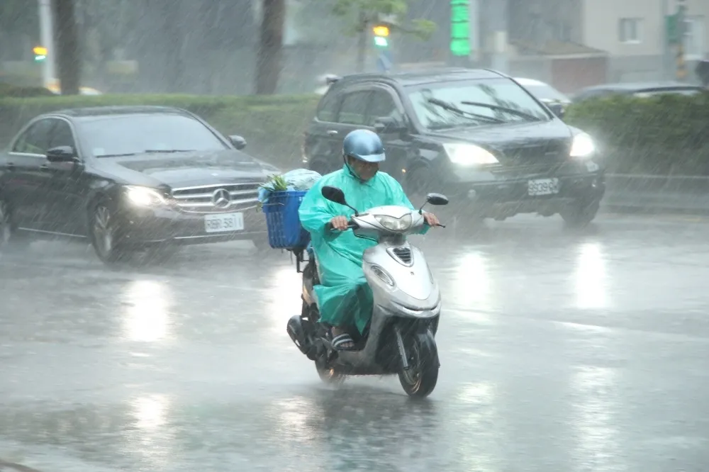 台中以南嚴防豪大雨　高雄和台南27日正常上班上課 