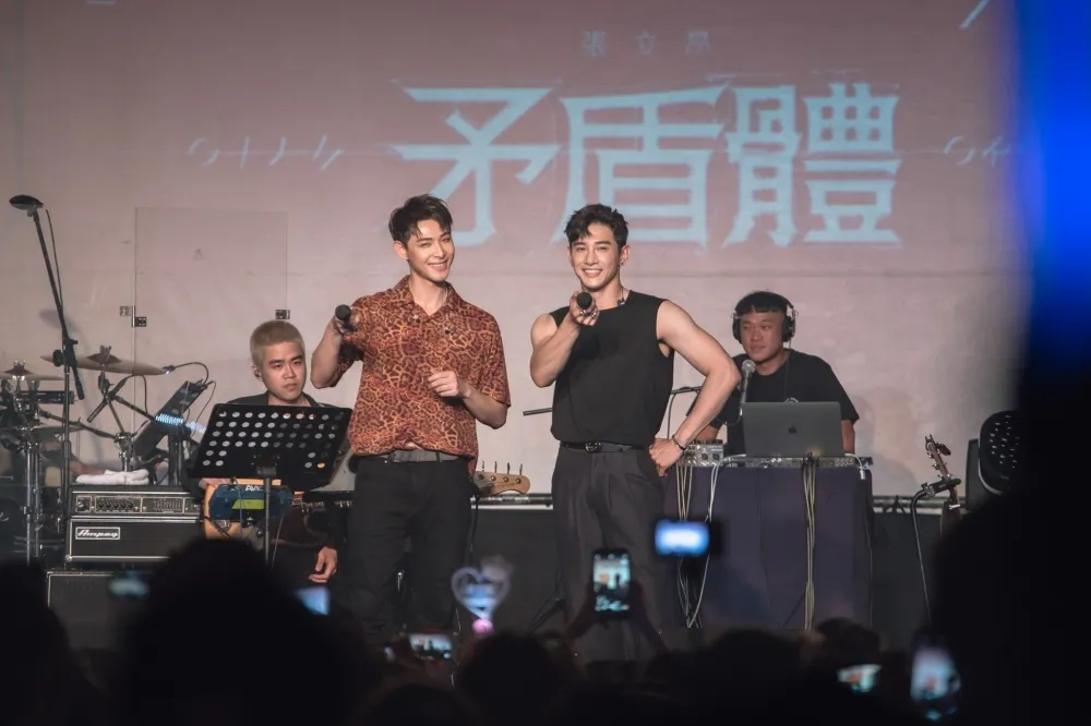 張立昂秀肌肉深情開唱　與他十指緊扣大跳抖肩舞
