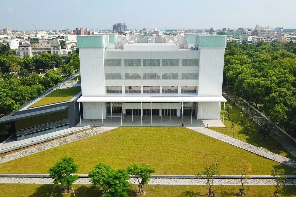 【有片】屏東打卡點再 +1！夢幻玻璃屋挑戰全台最美　屏東縣立圖書館 8/28 全新開幕 