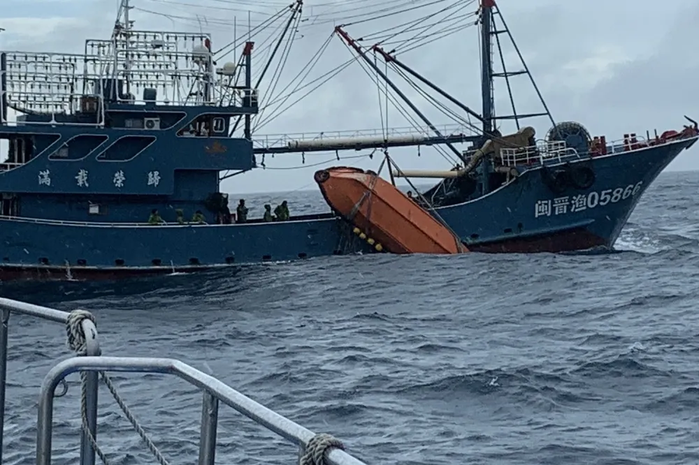 陸籍漁船疑遭撞翻「貨輪肇逃」　兩岸海巡持續搜救失蹤12人